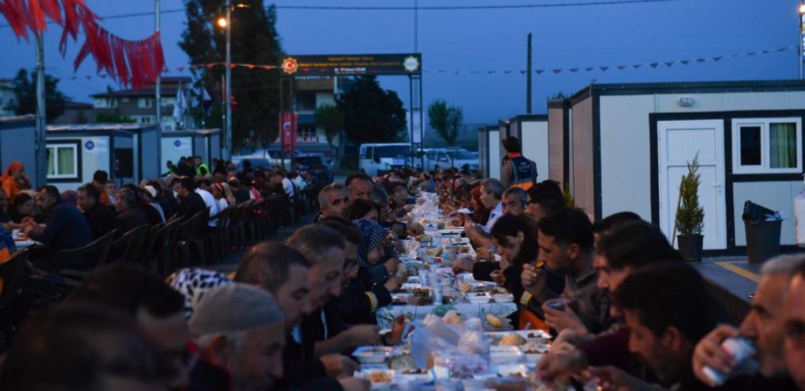 Yakutiye Belediyesi olarak Hatay’da yapımını tamamladığımız Yakutiye Konteyner Mahallemiz’de depremzede kardeşlerimizle iftar sofrasında bir araya geldik