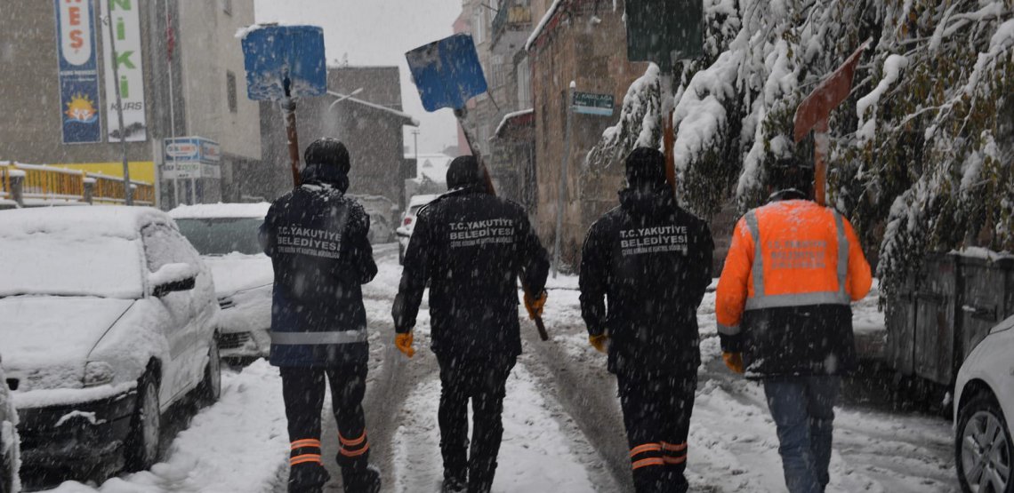Yakutiye Belediyemiz ekipleri başlayan yoğun kar yağışıyla birlikte karla mücadele çalışmalarına başladı. 