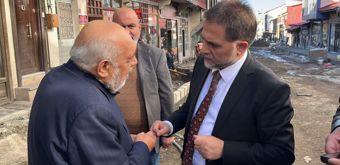 Yakutiye Belediyesi olarak Bat Pazarı Caddemizde yürüttüğümüz çalışmaları yerinde inceleyerek esnafımızla istişarelerde bulunduk. 